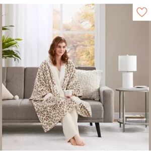 Sleep Philosophy True North Plush Wearable Throw Wrap Blanket SNOW LEOPARD BNWT